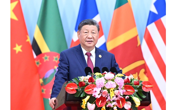 习近平出席全球妇女峰会开幕式并发表主旨讲话